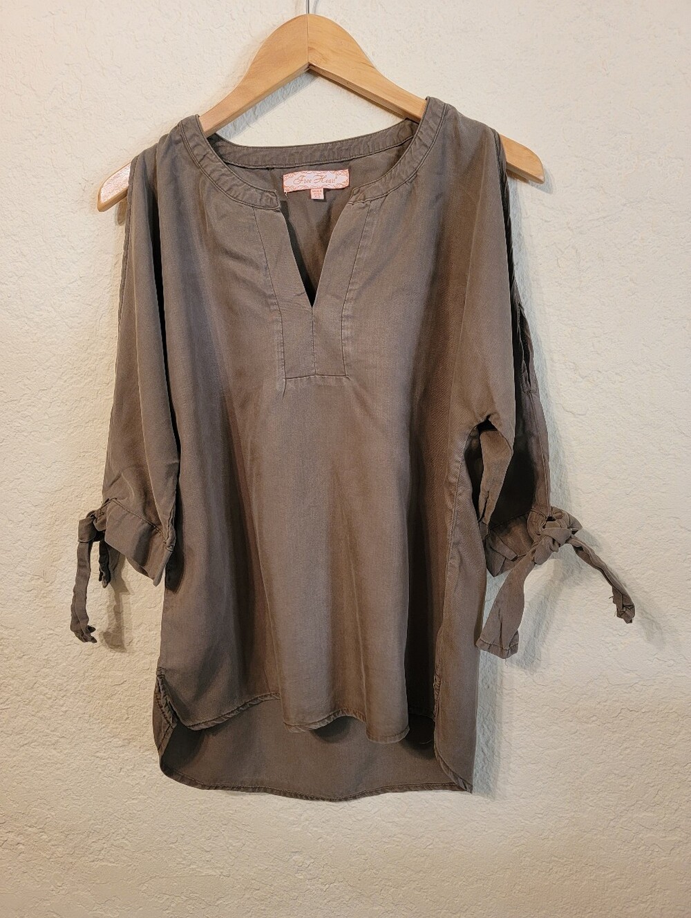 Free Heart Cold Shoulder Split V-Neck Tie Sleeve Tunic Top Brown Taupe Sz XS